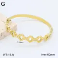 Vue détaillée du bracelet jonc en acier inoxydable avec motif trèfle et dimensions. - Or 18 carats / 20