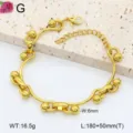 Vue détaillée du bracelet hip-hop en acier titane doré avec billes décoratives et extension. - 8