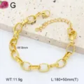 Gros plan détaillé du bracelet de chaîne en acier inoxydable plaqué or, mettant en valeur les maillons. - 21
