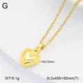 Gros plan détaillé du collier pendentif cœur embossé plaqué or montrant des textures délicates. - Style 2 Cœur / Or