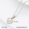 Vue détaillée de collier pendentif cœur argenté, bijou chaîne clavicule en acier titane. - Style 3 Cœur / Acier