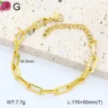 Vue détaillée du bracelet en maille trombone en acier inoxydable doré, design minimaliste. - 10