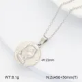 Gros plan détaillé d'un collier pendentif pièce en acier inoxydable au design relief vintage. - Style 8 Portrait / Acier