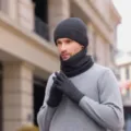 Χειμερινό ζεστό πλεκτό σκουφί κασκόλ και γάντια σε σκούρο γκρι για άνδρες και γυναίκες. - Ενιαίο σκουφί και κασκόλ σκούρο γκρι
