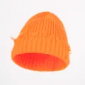 Oranger Strickmütze Detail, gerippte Textur mit Fransen, Herbst Winter Mode Mütze nah. - Verstellbar / Orange