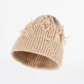 Detailaufnahme der beigen, distressed Strickmütze, einzigartiges Riss-Design, warme Mütze. - Verstellbar / Khaki