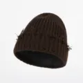 Dunkelbraune Strickmütze Detailansicht, zeigt die einzigartige Fransenstruktur und warme Wolle. - Verstellbar / Kaffeebraun