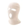 Nahaufnahme der kuscheligen beigen Strick-Sturmhaube mit drei Löchern und feiner Textur. - Verstellbar / Beige