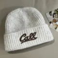 Warme Strickmütze für Damen und Herren, lässige graue Beanie mit brauner Buchstabenstickerei. - Gebrochenes Weiß