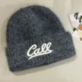 Dunkelgraue flauschige Strickmütze mit weißem gestickten Buchstaben Call, warme Winter Freizeitmütze. - Dunkelgrau