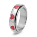 Nahaufnahme eines drehbaren Rings aus Titanstahl mit roten Emaille-Herzen - Größe 5 / Silber Rot
