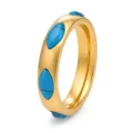 Dettaglio di un anello in acciaio al titanio dorato con pietre marquise turchesi. - Oro Blu