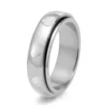 Nahaufnahme eines silbernen Spinner-Rings aus Titanstahl mit eingelegten weißen Herzmustern - Größe 5 / Silberweiß