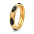 Vista dettagliata di un anello in acciaio al titanio dorato con intarsi in marmo nero - Oro & Nero
