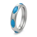 Dettaglio di un anello in acciaio al titanio con pietre blu con taglio marquise. - Taglia 6 / Argento + Blu