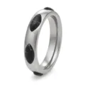 Vista dettagliata di un anello in acciaio al titanio con pietre nere a marquise - Taglia 6 / Argento + Nero