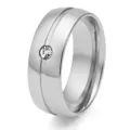 Vista de detalle de un anillo minimalista de acero de titanio pulido con piedra - Talla 6 / Plateado