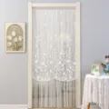 Detailansicht des weißen Spitzen-Türvorhangs mit zarter Blumenstickerei für Zimmer. - Höhe 2m mit 60-105cm Teleskopstange / Duftende Luxusdame in Weiß