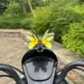 Decoración de mariposa 3D móvil para casco de scooter eléctrico, alas dobles amarillas - Mariposa Negra de Raya Amarilla