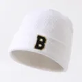 Weiß Strickmütze Beanie mit Buchstabe B Stickerei, warme Wintermütze für Herren Damen Streetwear. - Verstellbar / Buchstabe B