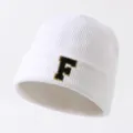 Weißes Strickmütze mit Buchstabenstickerei, warme Wintermütze für Damen und Herren Streetwear. - Verstellbar / Buchstabe F