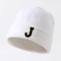 Weißer Strickmütze Beanie mit schickem goldumrandeten schwarzen Buchstaben J Patch für Winter. - Verstellbar / Buchstabe J