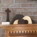 Vista detallada del set decorativo de Pascua en madera con tumba vacía y cruz. - Negro
