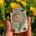 Handgefertigte Mikro-Blumenpresse aus Metall mit einer sehr feinen Löwenzahngravur - Löwenzahnblüte / 10 Blatt Papier Inklusive
