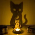 Detailansicht eines hölzernen Katzenkerzenhalters, der einen großen Katzenschatten wirft - Mond Katze Stil (A2)