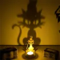 Nahaufnahme eines hölzernen Katzenkerzenhalters mit einem gruseligen Halloween-Schatten - Hexenhut Katze Stil (A3)