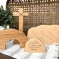 Juego de decoración de Pascua de madera con tumba vacía, cruz y grabado del versículo Mateo - Color Madera