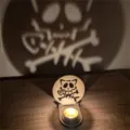 Dekorativer Halloween-Kerzenhalter aus Holz wirft Skelett-Katzen-Schatten an Wand - Geist Katze Stil (A5)