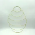 Detailansicht des gelben bienenförmigen Metallkranzrahmens für die Feiertage - Gelbe Biene / 40x29.5cm