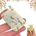 Tragbare handgefertigte Miniatur-Blumenpresse aus Metall mit floralen Prägemustern - Blüthe / 10 Blatt Papier Inklusive