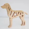 Detailansicht eines hölzernen Vizsla-Hundepuzzles mit schöner natürlicher Holzmaserung - Windhund