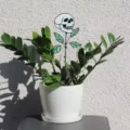 Detailansicht eines kreativen Halloween Totenkopf-Gartensteckers aus Metall im Topf - Totenkopf Stil / 1 Stück