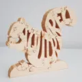 Nahaufnahme eines handgefertigten Eichhörnchen-Puzzles aus Holz mit schöner Maserung - Eichhörnchen