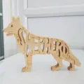Detaillierte Nahaufnahme eines handgefertigten hölzernen Schäferhund-Puzzle-Ornaments - Deutscher Schäferhund