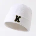 Weiße Strickmütze Beanie mit Buchstaben K Aufnäher, warme Wintermütze für Damen und Herren. - Verstellbar / Buchstabe K