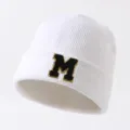 Weißer Strickmütze Beanie mit schwarzem glitzerndem Buchstaben M, warme Wintermütze. - Verstellbar / M