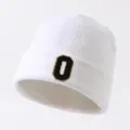 Weißer Strickbeanie für den Winter mit gesticktem Buchstaben O, warme Mütze ideal. - Verstellbar / Buchstabe O