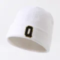 Weißer Strickbeanie mit einem stylischen Buchstaben Q Stickerei Patch für warme Wintertage. - Verstellbar / Buchstabe Q