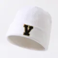 Weiß Strickmütze mit schwarz-goldenem Buchstaben V Aufnäher, warme Wintermütze Streetstyle - Verstellbar / Buchstabe V