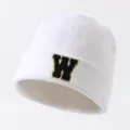 Weißes Strickmütze für Damen und Herren mit modischem Buchstaben W Stickerei Aufnäher. - Verstellbar / Buchstabe W