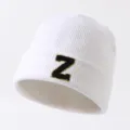 Weißer Strickmütze Beanie mit schwarzem goldenem Buchstaben Z Patch für Damen und Herren - Verstellbar / Buchstabe Z