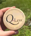 Nahaufnahme der gelben Q-Less Kreuzworträtsel-Solitärspiel-Dose mit zwölf Würfeln - 12 Würfel Spiel Set / Gelb