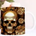 Detaillierte Nahaufnahme von 3D-Goldtotenkopf und Blumenmuster auf Keramiktasse. - Gold Floraler 3D Totenkopf (A7) / 301-400ml