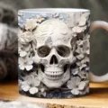Detailansicht einer 3D-Keramiktasse mit floralem Totenkopf auf einem Holztisch. - Gothic Romantisch Weißer Totenkopf (A4) / 301-400ml