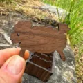 Handgefertigtes Garnspulen-Set aus Walnussholz in Schaf-Form für Stickgarn-Sortierung - Lamm