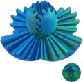 Detailansicht des 3D-gedruckten Zahnradballs mit offener Struktur und Kugelform. - Blauer Gradient / 6cm